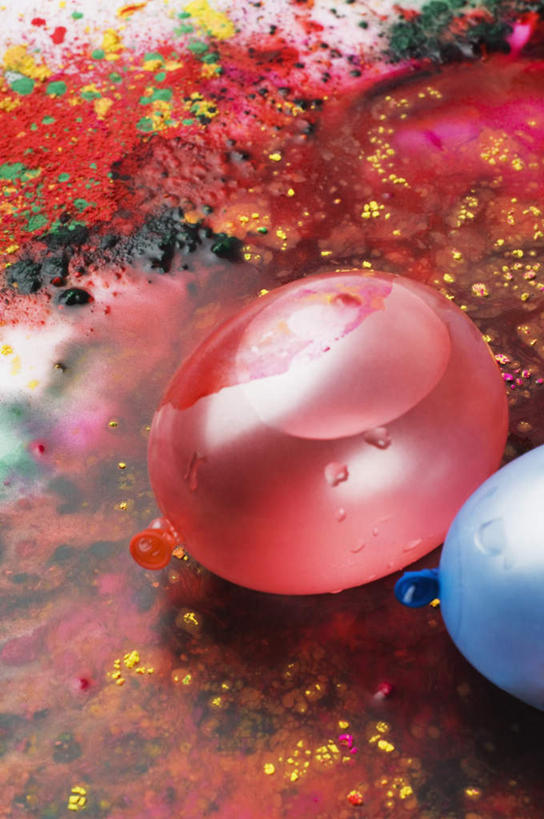 无人,竖图,俯视,彩色,室内,特写,白天,游戏,水,装修,玩具,装饰,材料,液体,塑料,凌乱,玩,娱乐,饮用水,装潢,气球,塑料制品,矿泉水,休闲,充气玩具,橡胶,益智,活动,五颜六色,保护,涂料,色彩斑斓,混乱,发泄,消遣,智力,五彩缤纷,蒸馏水,橡胶制品,宣泄,五彩斑斓,纷乱,缭乱,庞杂,五光十色,玩耍,嬉戏,彩图,高角度拍摄