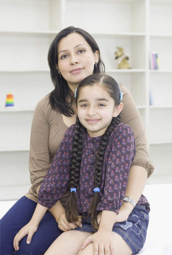 儿童,两个人,家庭,母亲,女儿,坐,竖图,室内,白天,正面,游戏,纯洁,亚洲,服装,玩,注视,休闲装,娱乐,小孩,衣服,观察,看,休闲,温暖,温馨,母女,一家人,休闲服,可爱,母爱,童年,童趣,服饰,观看,和睦,察看,关注,童真,烂漫,无邪,天真,年轻女性,女孩,女人,女性,亚洲人,印度人,孩子,年轻人,玩耍,嬉戏,坐着,半身,彩图,融洽,女生