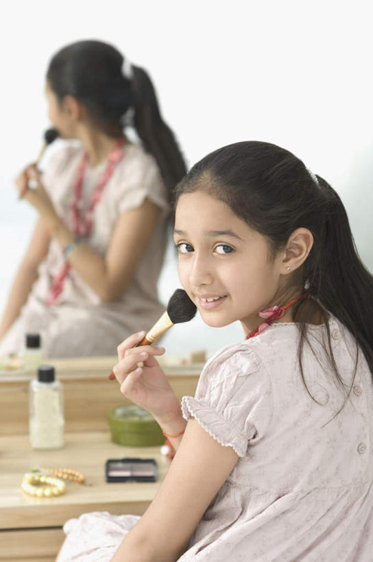 儿童,一个人,坐,竖图,室内,白天,化妆,美容,纯洁,镜子,亚洲,仅一个女性,仅一个人,护肤,握,服装,反射,拿,拿着,注视,休闲装,小孩,背面,衣服,化妆镜,化妆刷,刷子,观察,看,仅一个小孩,保养,享受,休闲,休闲服,放松,可爱,童年,童趣,握着,保健,服饰,腮红刷,观看,镜像,察看,美容工具,镜面,关注,童真,烂漫,无邪,养颜,彩妆刷,化妆工具,光学,天真,女孩,女人,女性,亚洲人,印度人,孩子,坐着,半身,彩图,女生