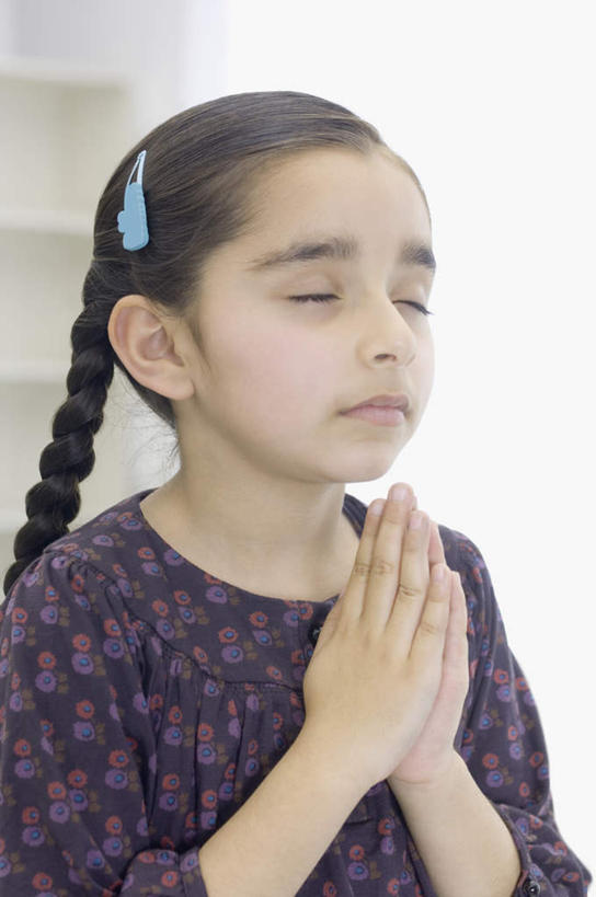 儿童,一个人,闭眼,竖图,室内,白天,侧面,纯洁,亚洲,仅一个女性,仅一个人,服装,祝福,休闲装,虔诚,小孩,衣服,祈祷,双手合十,仅一个小孩,休闲,休闲服,童年,童趣,服饰,感谢,合掌,童真,烂漫,无邪,合十礼,合掌礼,合十,莲华合掌,感恩,天真,女孩,女人,女性,亚洲人,印度人,孩子,闭眼睛,闭着眼,闭着眼睛,半身,彩图,女生