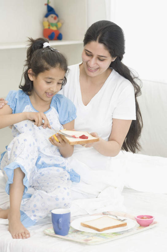 点心,面包,儿童,两个人,家庭,母亲,女儿,竖图,室内,白天,正面,下午茶,游戏,纯洁,亚洲,服装,食品,面点,甜点,甜品,玩,注视,休闲装,娱乐,食物,糕点,小孩,衣服,甜食,观察,看,休闲,温暖,温馨,母女,一家人,休闲服,可爱,母爱,童年,童趣,服饰,观看,和睦,察看,关注,童真,烂漫,无邪,天真,年轻女性,女孩,女人,女性,亚洲人,印度人,孩子,年轻人,玩耍,嬉戏,半身,彩图,融洽,女生