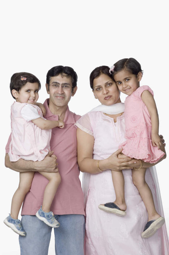 儿童,四个人,家庭,夫妻,母亲,父亲,女儿,儿子,站,抱,竖图,室内,白天,白色背景,正面,爱情,纯洁,亚洲,服装,浪漫,注视,休闲装,小孩,衣服,观察,看,站着,休闲,温暖,温馨,父女,父子,母女,母子,一家人,休闲服,恩爱,父爱,可爱,母爱,童年,童趣,恋人,摄影,服饰,影棚,抱着,观看,和睦,察看,搂着,关注,童真,烂漫,无邪,天真,男孩,男人,男性,年轻男性,年轻女性,女孩,女人,女性,亚洲人,印度人,孩子,年轻人,夫妇,情侣,搂,搂抱,站立,半身,彩图,影棚拍摄,拍摄,伴侣,融洽,男生,女生