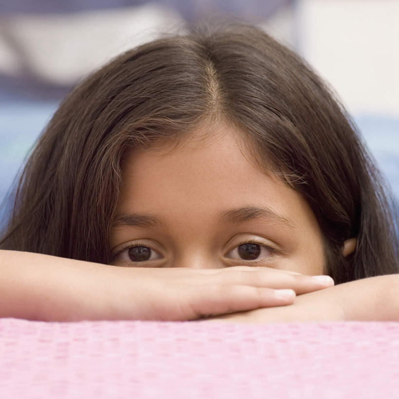 儿童,脸,头,脸颊,手,一个人,横图,室内,特写,白天,正面,纯洁,亚洲,仅一个女性,仅一个人,撑,朦胧,模糊,注视,小孩,观察,看,仅一个小孩,手部,童年,童趣,遮,观看,察看,撑着,遮挡,关注,童真,烂漫,无邪,遮盖,遮蔽,天真,女孩,女人,女性,亚洲人,印度人,孩子,头部,脸部,脸蛋,面部,半身,彩图,女生