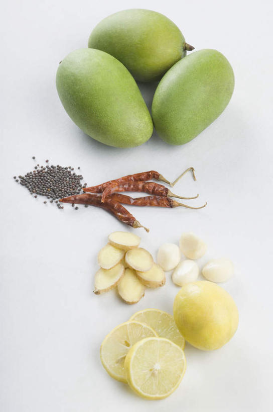 无人,竖图,俯视,室内,特写,白天,白色背景,桌面,桌子,芒果,柠檬,黄瓜,姜,辣椒,蔬菜,蒜,水果,阴影,新鲜,反射,木制,影子,生食,食品,果实,蒜头,食物,木制品,摄影,有机食品,绿色食品,影棚,止咳,辣角,红海椒,大椒,辣虎,广椒,止痛,解毒,胡蒜,发汗,温肺,温胃,行气,止呕,百辣云,益母果,望果,柠果,蜜望,檬果,闷果,漭果,杧果,庵波罗果,生姜,青瓜,老姜,辣子,胡瓜,红辣椒,海椒,番椒,大蒜,彩图,高角度拍摄,影棚拍摄,拍摄,散寒