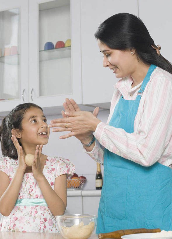 点心,儿童,两个人,家庭,母亲,女儿,竖图,室内,白天,正面,下午茶,游戏,纯洁,厨房,玻璃,亚洲,服装,食品,甜点,甜品,玩,注视,休闲装,娱乐,玻璃制品,食物,糕点,小孩,衣服,容器,碗,甜食,观察,看,休闲,温暖,温馨,母女,一家人,休闲服,可爱,母爱,童年,童趣,服饰,观看,储藏,和睦,察看,储存,关注,童真,烂漫,无邪,天真,年轻女性,女孩,女人,女性,亚洲人,印度人,孩子,年轻人,玩耍,嬉戏,半身,彩图,灶间,融洽,贮存,女生