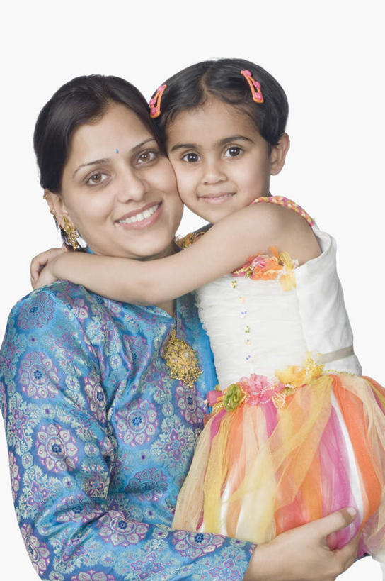 儿童,两个人,家庭,母亲,女儿,抱,笑,微笑,露齿笑,竖图,室内,白天,白色背景,侧面,纯洁,项链,亚洲,服装,注视,休闲装,装饰品,小孩,衣服,饰品,首饰,观察,看,休闲,温暖,温馨,母女,一家人,休闲服,可爱,母爱,童年,童趣,摄影,服饰,影棚,抱着,观看,和睦,察看,搂着,关注,童真,烂漫,无邪,天真,年轻女性,女孩,女人,女性,亚洲人,印度人,孩子,年轻人,搂,搂抱,半身,彩图,影棚拍摄,拍摄,融洽,女生