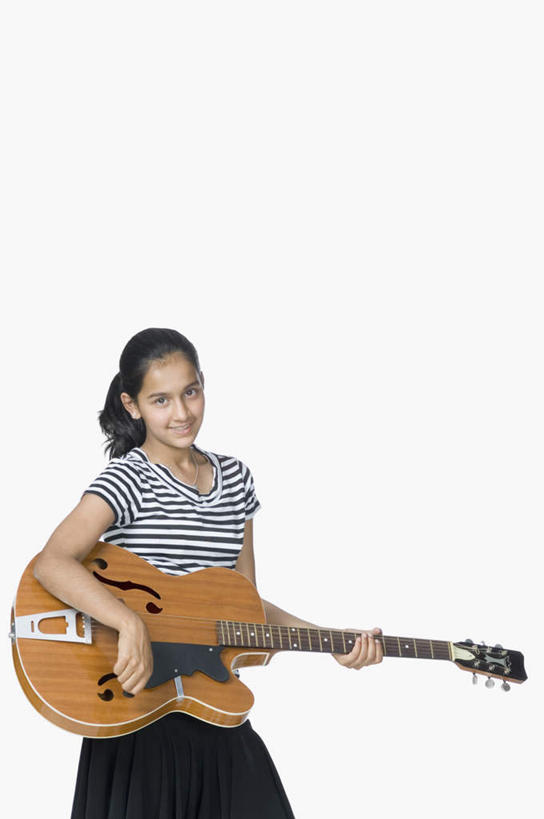 一个人,站,笑,微笑,露齿笑,竖图,室内,白天,白色背景,正面,亚洲,仅一个年轻女性,仅一个女性,仅一个人,握,服装,吉他,乐器,弦乐器,拿,拿着,注视,休闲装,衣服,观察,看,站着,休闲,休闲服,握着,摄影,服饰,影棚,观看,察看,关注,弹拨弦鸣乐器,年轻女性,女人,女性,亚洲人,印度人,站立,半身,彩图,影棚拍摄,拍摄,弹拨弦乐器