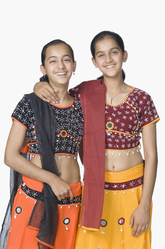 儿童,两个人,家庭,站,抱,笑,微笑,露齿笑,竖图,室内,白天,白色背景,正面,民族服装,纯洁,亚洲,服装,注视,小孩,衣服,观察,看,站着,温暖,温馨,一家人,可爱,童年,童趣,摄影,服饰,影棚,抱着,观看,和睦,察看,搂着,衣着,穿着,关注,童真,烂漫,无邪,衣饰,天真,女孩,女人,女性,亚洲人,印度人,搂,搂抱,站立,半身,彩图,影棚拍摄,传统服装,民俗服,拍摄,融洽,女生