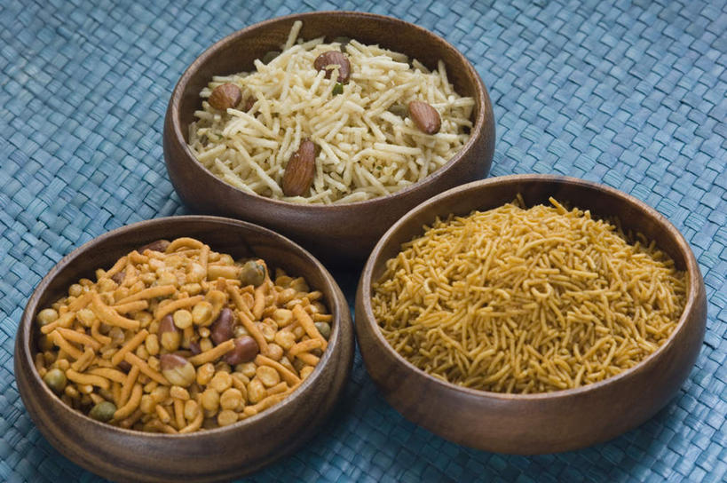 无人,横图,俯视,室内,特写,白天,烹饪,植物,桌面,桌子,杏仁,豆,花生,蔬菜,新鲜,木制,布料,陶瓷,豆类,豆子,调味,香料,佐料,料理,食品,坚果,陶瓷制品,布纹,菜肴,美食,桌布,食物,三个,餐巾,木制品,容器,台布,碗,长生果,佳肴,有机食品,绿色食品,储藏,配料,储存,花生仁,豆科,作料,落花生,落生,印度菜,印度料理,杏子,杏梅仁,杏核仁,木落子,苦杏仁,花生米,花生豆,彩图,高角度拍摄,贮存