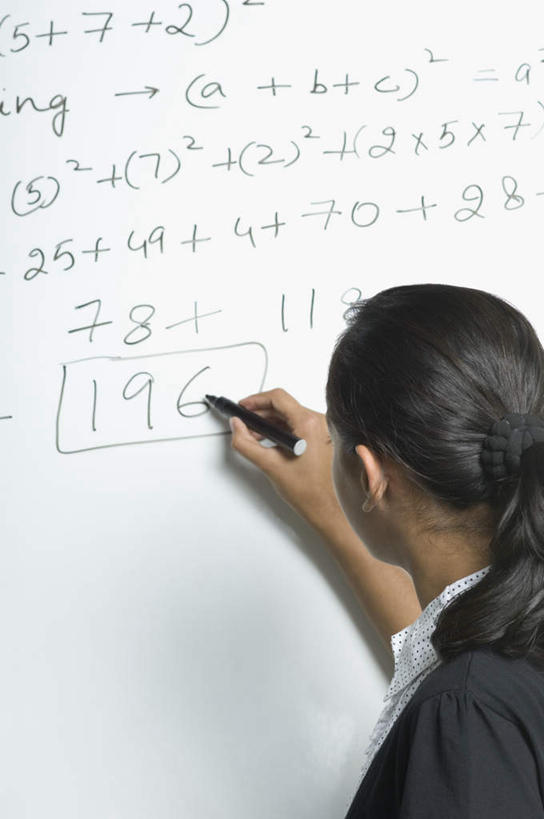 一个人,商务人士,商务女性,竖图,室内,白天,西装,亚洲,仅一个年轻女性,仅一个女性,仅一个人,写,套装,正装,笔,办公用品,注视,职业装,水笔,文具,背面,学习用品,黑板,观察,看,教学,观看,文具用品,察看,关注,商务装,工薪阶层,耐磨,教学黑板,年轻女性,女人,女性,亚洲人,印度人,白领,上班族,半身,彩图