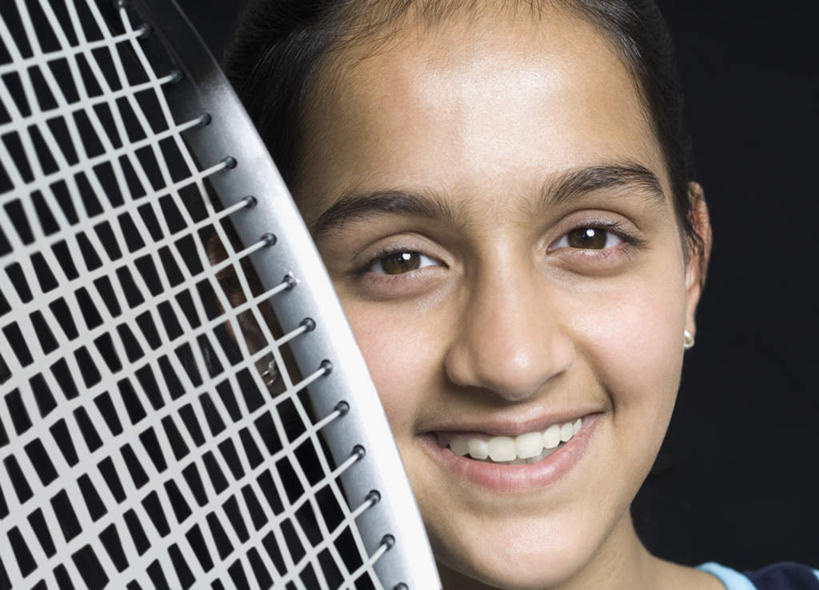 脸,头,脸颊,一个人,笑,微笑,露齿笑,横图,室内,特写,白天,正面,亚洲,仅一个年轻女性,仅一个女性,仅一个人,握,黑色背景,球拍,羽毛球拍,羽毛球装备,拿,拿着,注视,运动器械,观察,看,健身器械,握着,摄影,影棚,观看,察看,关注,健身器材,羽毛球球拍,年轻女性,女人,女性,亚洲人,印度人,头部,脸部,脸蛋,面部,半身,彩图,影棚拍摄,拍摄,运动器材