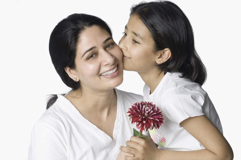 儿童,两个人,家庭,母亲,女儿,横图,室内,白天,白色背景,侧面,纯洁,亚洲,握,服装,盛开,拿,花蕾,拿着,注视,休闲装,花,花瓣,花朵,鲜花,小孩,衣服,花苞,花蕊,观察,看,休闲,温暖,温馨,母女,一家人,休闲服,可爱,母爱,童年,童趣,握着,摄影,服饰,影棚,观看,和睦,察看,关注,童真,烂漫,无邪,天真,年轻女性,女孩,女人,女性,亚洲人,印度人,孩子,年轻人,亲,亲吻,半身,彩图,影棚拍摄,拍摄,融洽,女生