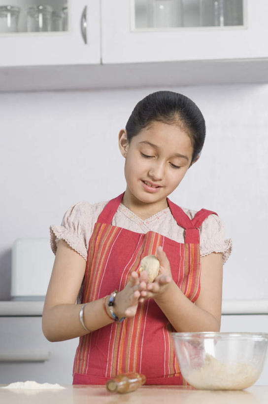 儿童,一个人,站,竖图,室内,白天,正面,纯洁,厨房,柜子,玻璃,亚洲,仅一个女性,仅一个人,服装,粉末,面粉,储物柜,粮食,注视,休闲装,玻璃制品,小孩,衣服,容器,碗,观察,看,站着,仅一个小孩,休闲,休闲服,粉,可爱,童年,童趣,服饰,观看,储藏,农产品,察看,储存,关注,童真,烂漫,无邪,原材料,粉状,储备,蕴藏,贮备,天真,女孩,女人,女性,亚洲人,印度人,孩子,站立,半身,彩图,灶间,贮存,女生