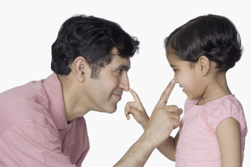 儿童,鼻子,两个人,家庭,父亲,女儿,站,笑,摸,微笑,露齿笑,横图,室内,白天,白色背景,侧面,纯洁,亚洲,抚摸,服装,注视,休闲装,小孩,衣服,观察,看,站着,休闲,温暖,温馨,父女,一家人,休闲服,父爱,可爱,童年,童趣,摄影,服饰,影棚,观看,和睦,察看,关注,童真,烂漫,无邪,天真,男人,男性,年轻男性,女孩,亚洲人,印度人,孩子,年轻人,鼻,触摸,接触,站立,半身,彩图,影棚拍摄,拍摄,融洽,女生