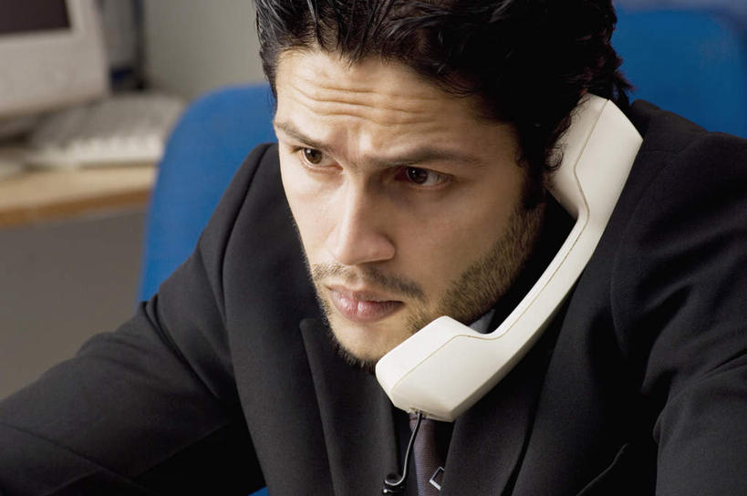 脸,头,脸颊,一个人,商务人士,商务男性,坐,打电话,横图,室内,特写,白天,正面,衬衫,西装,电话,椅子,亚洲,仅一个男性,仅一个人,套装,正装,领带,注视,职业装,通讯设备,仅一个年轻男性,话筒,会议椅,观察,看,电话线,观看,办公椅,察看,固定电话,象征,庄重,关注,商务装,身份,工薪阶层,正式,地位,商务椅,培训椅,交流,男人,男性,年轻男性,亚洲人,印度人,头部,脸部,脸蛋,面部,白领,上班族,电话机,沟通,通话,坐着,半身,彩图,衬衣