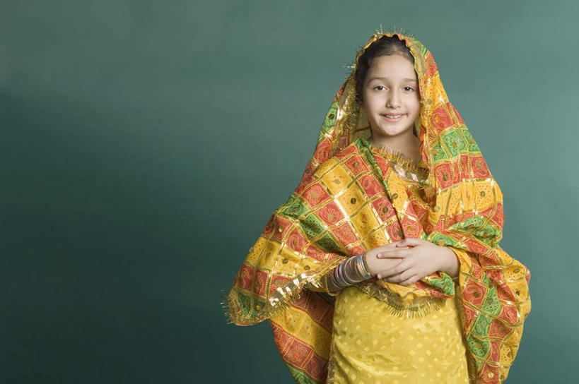 儿童,一个人,横图,室内,白天,正面,民族服装,跳舞,纯洁,亚洲,仅一个女性,仅一个人,握,绿色背景,注视,小孩,观察,看,仅一个小孩,可爱,童年,童趣,握着,摄影,影棚,观看,察看,关注,舞姿,童真,烂漫,无邪,天真,女孩,女人,女性,亚洲人,印度人,孩子,半身,彩图,影棚拍摄,传统服装,民俗服,拍摄,舞蹈,女生