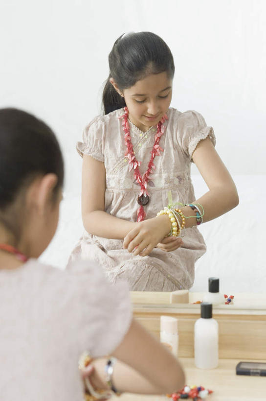 儿童,一个人,坐,竖图,室内,白天,化妆,美容,纯洁,镜子,桌面,桌子,亚洲,仅一个女性,仅一个人,戴,服装,反射,木制,注视,休闲装,装饰品,小孩,背面,衣服,化妆镜,木制品,饰品,手链,首饰,观察,看,仅一个小孩,休闲,休闲服,可爱,童年,童趣,服饰,手镯,观看,镜像,察看,镜面,关注,镯子,童真,烂漫,无邪,光学,天真,女孩,女人,女性,亚洲人,印度人,孩子,坐着,半身,彩图,女生