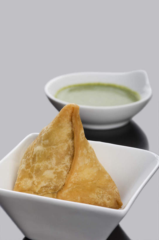 面食,竖图,俯视,室内,特写,白天,烹饪,桌面,桌子,蔬菜,土豆,灰色背景,新鲜,木制,陶瓷,调料,酱料,酱汁,佐料,料理,食品,饺子,面点,陶瓷制品,调味品,调味料,酱,小吃,菜肴,美食,食物,两个,木制品,容器,碗,摄影,佳肴,有机食品,绿色食品,影棚,储藏,储存,水饺,馍馍蛋,印度菜,印度料理,洋芋,山药蛋,马铃薯,半身,彩图,高角度拍摄,影棚拍摄,拍摄,贮存