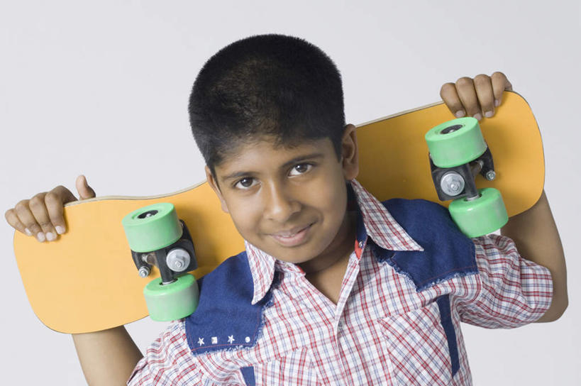 儿童,一个人,站,横图,室内,白天,白色背景,正面,锻炼,纯洁,运动,亚洲,仅一个男性,仅一个人,服装,注视,休闲装,极限运动,小孩,衣服,观察,看,站着,仅一个小孩,休闲,休闲服,可爱,童年,童趣,摄影,服饰,影棚,滑板,观看,察看,关注,童真,烂漫,无邪,扛在肩上,体育,天真,男孩,男人,男性,亚洲人,印度人,孩子,站立,半身,彩图,影棚拍摄,健身,拍摄,滑板运动,男生