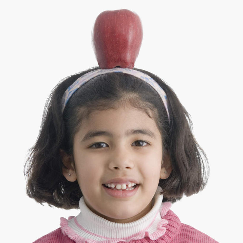 儿童,脸,头,脸颊,一个人,横图,室内,特写,白天,白色背景,正面,苹果,水果,亚洲,仅一个女性,仅一个人,服装,新鲜,装饰,生食,食品,果实,注视,休闲装,食物,小孩,衣服,发箍,发饰,饰品,观察,看,仅一个小孩,休闲,休闲服,头顶,摄影,服饰,有机食品,绿色食品,影棚,头箍,观看,察看,关注,发卡,配饰,女孩,女人,女性,亚洲人,印度人,孩子,头部,脸部,脸蛋,面部,半身,彩图,影棚拍摄,拍摄,女生