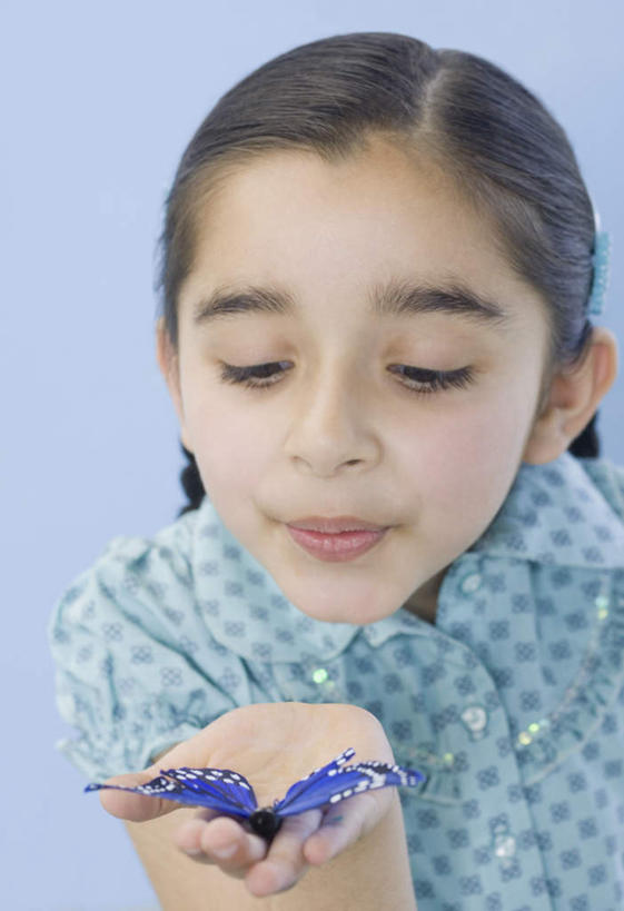 儿童,脸,头,脸颊,手,一个人,竖图,室内,特写,白天,正面,蝴蝶,亚洲,仅一个女性,仅一个人,握,蓝色背景,服装,昆虫,拿,拿着,注视,休闲装,小孩,衣服,动物,观察,看,仅一个小孩,休闲,手部,休闲服,握着,摄影,服饰,影棚,观看,单手,察看,关注,益虫,女孩,女人,女性,亚洲人,印度人,孩子,头部,脸部,脸蛋,面部,半身,彩图,影棚拍摄,拍摄,女生