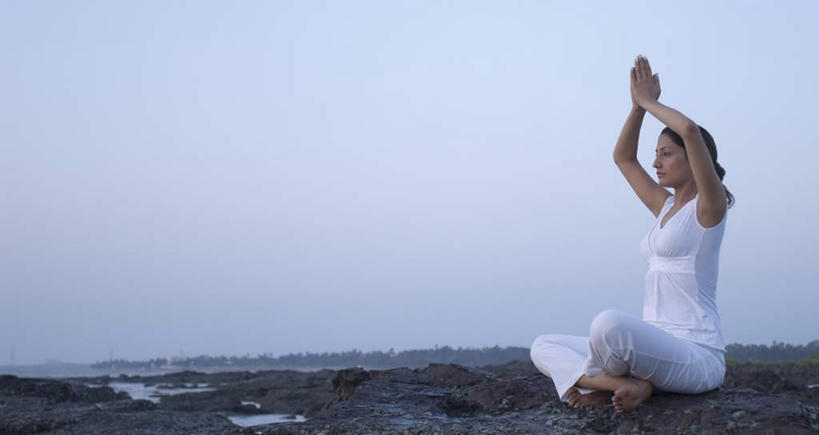 一个人,举,盘腿,横图,室外,白天,侧面,锻炼,瑜伽,运动,美景,沙滩,亚洲,仅一个年轻女性,仅一个女性,仅一个人,服装,沙子,地平线,海岸,景观,辽阔,地面,沙地,祝福,注视,休闲装,虔诚,衣服,蓝色,白色,蓝天,天空,自然,天,观察,看,祈祷,双手合十,托,休闲,广阔,休闲服,景色,养生,服饰,晴朗,观看,一望无际,察看,关注,自然风光,延伸,感谢,合掌,万里无云,合十礼,合掌礼,天地相交,合十,莲华合掌,感恩,无边无际,一马平川,体育,年轻女性,女人,女性,亚洲人,印度人,海滩,晴空,晴空万里,举起,举手,举着,盘腿而坐,盘膝,盘着腿的,盘着腿坐,双腿交叉,向上举,向上伸,向上托,彩图,全身,健身