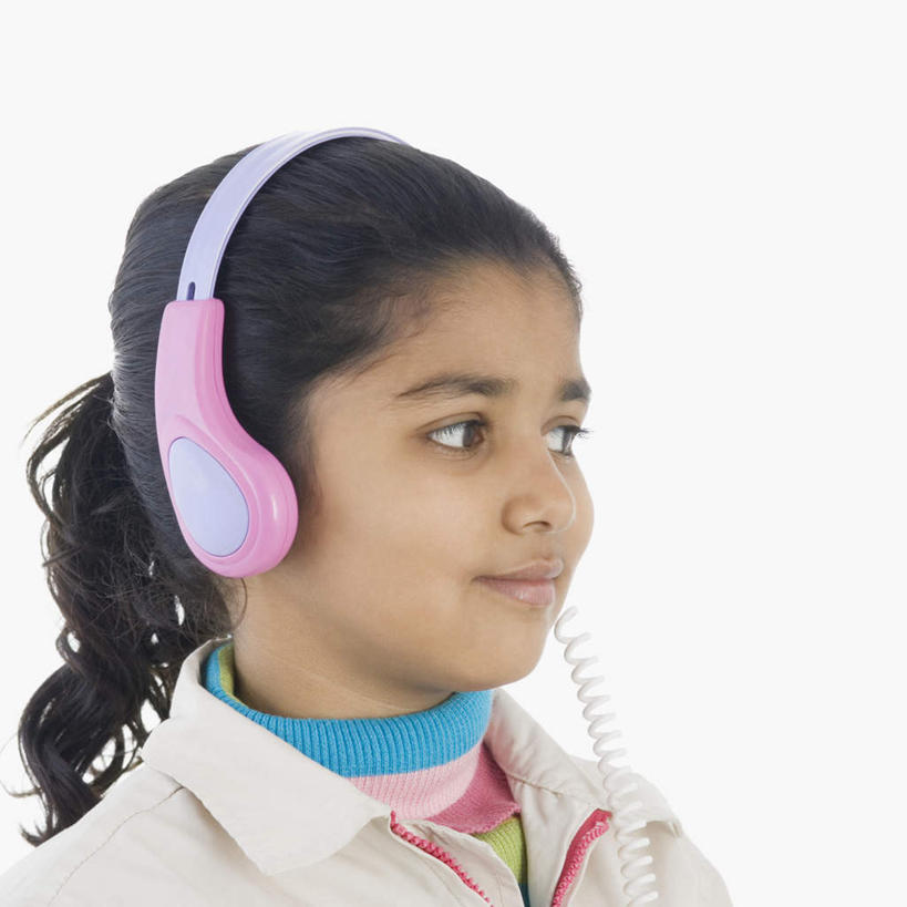 儿童,一个人,横图,室内,特写,白天,白色背景,侧面,快乐,满意,幸福,纯洁,亚洲,仅一个女性,仅一个人,服装,音响,音乐,注视,休闲装,娱乐,小孩,衣服,耳机,观察,看,仅一个小孩,享受,休闲,休闲服,放松,可爱,童年,童趣,摄影,服饰,影棚,观看,察看,舒适,享乐,关注,童真,烂漫,无邪,天真,女孩,女人,女性,亚洲人,印度人,孩子,半身,彩图,影棚拍摄,拍摄,女生