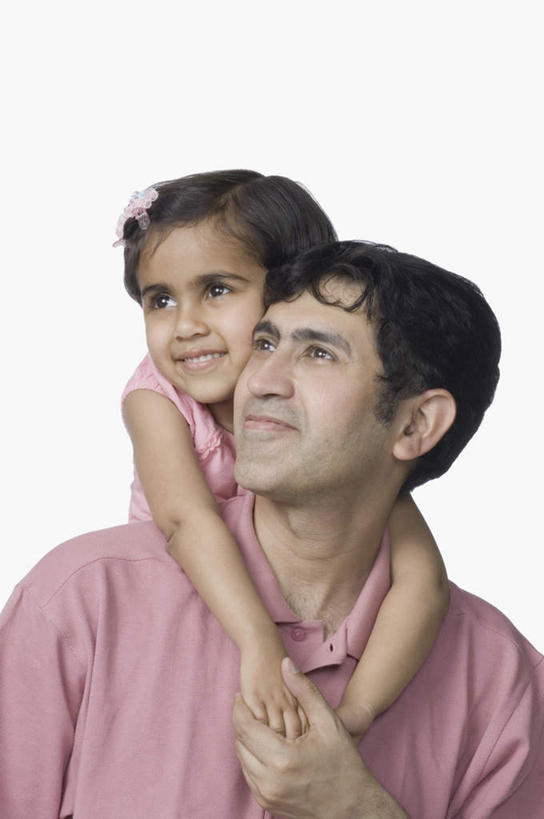 儿童,两个人,家庭,父亲,女儿,抱,笑,微笑,竖图,室内,白天,白色背景,正面,纯洁,亚洲,服装,注视,休闲装,小孩,衣服,观察,看,休闲,温暖,温馨,父女,一家人,休闲服,父爱,可爱,童年,童趣,摄影,服饰,影棚,抱着,观看,和睦,察看,搂着,关注,童真,烂漫,无邪,天真,男人,男性,年轻男性,女孩,亚洲人,印度人,孩子,年轻人,搂,搂抱,半身,彩图,影棚拍摄,拍摄,融洽,女生