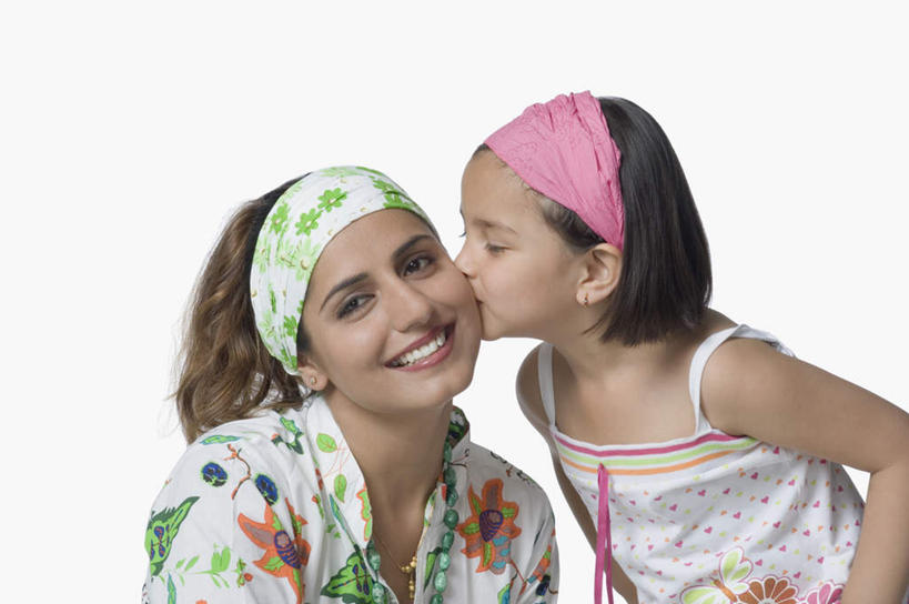 儿童,两个人,家庭,母亲,女儿,站,笑,吻,微笑,露齿笑,横图,室内,白天,白色背景,正面,纯洁,亚洲,服装,装饰,注视,休闲装,小孩,衣服,发箍,发饰,饰品,观察,看,站着,休闲,温暖,温馨,母女,一家人,休闲服,可爱,母爱,童年,童趣,摄影,服饰,影棚,头箍,观看,和睦,察看,关注,发卡,童真,烂漫,无邪,配饰,天真,年轻女性,女孩,女人,女性,亚洲人,印度人,孩子,年轻人,亲,亲吻,站立,半身,彩图,影棚拍摄,拍摄,融洽,女生