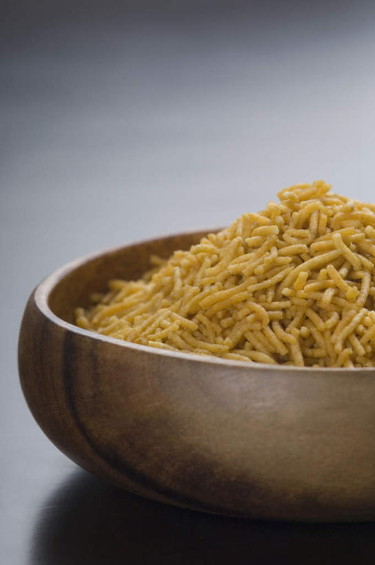 无人,竖图,室内,特写,白天,正面,桌面,桌子,一堆,阴影,堆叠,堆积,灰色背景,反射,木制,影子,陶瓷,调味,香料,油炸,佐料,陶瓷制品,一个,木制品,容器,碗,摄影,影棚,单个,储藏,堆,配料,储存,作料,彩图,影棚拍摄,拍摄,贮存