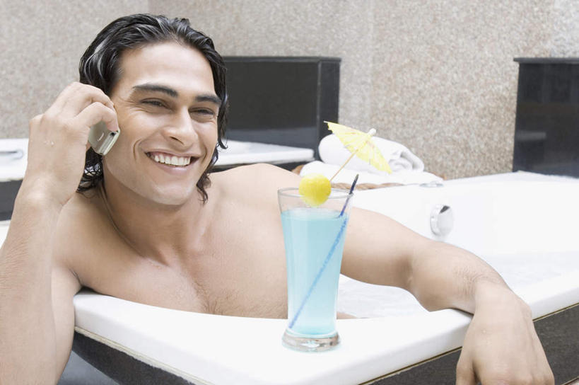 一个人,坐,笑,打电话,微笑,露齿笑,横图,室内,白天,正面,卫生间,浴室,杯子,电话,手机,亚洲,仅一个男性,仅一个人,握,装饰,伞,纸伞,拿,拿着,注视,通讯设备,玻璃制品,饮料,仅一个年轻男性,水杯,浴缸,观察,看,握着,观看,华丽,修饰,点缀,察看,关注,小伞,衬托,美观,雅致,雅观,鸡尾酒伞,酒杯伞,伞签,交流,男人,男性,年轻男性,亚洲人,印度人,淋浴房,玻璃杯,沟通,通话,坐着,半身,彩图,冲凉房,沐浴间,沐浴室