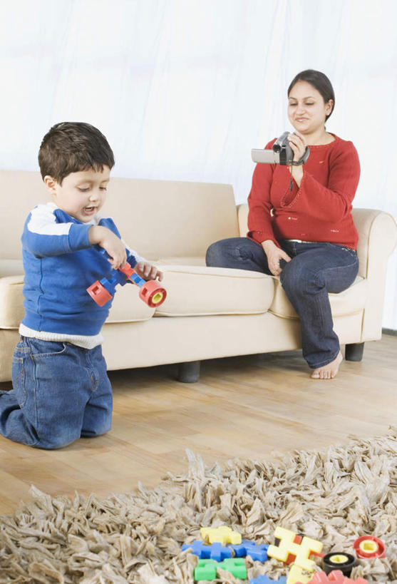 儿童,两个人,家庭,母亲,儿子,客厅,坐,竖图,室内,白天,正面,游戏,纯洁,地毯,亚洲,服装,装饰,编织,手工艺品,织物,玩,注视,休闲装,娱乐,小孩,衣服,工艺品,观察,看,休闲,温暖,温馨,母子,一家人,休闲服,可爱,母爱,童年,童趣,服饰,观看,华丽,修饰,点缀,和睦,察看,起居室,关注,布艺沙发,童真,烂漫,无邪,衬托,美观,雅致,雅观,天真,男孩,年轻女性,女人,女性,亚洲人,印度人,孩子,年轻人,跪着,玩耍,嬉戏,坐着,半身,彩图,融洽,男生