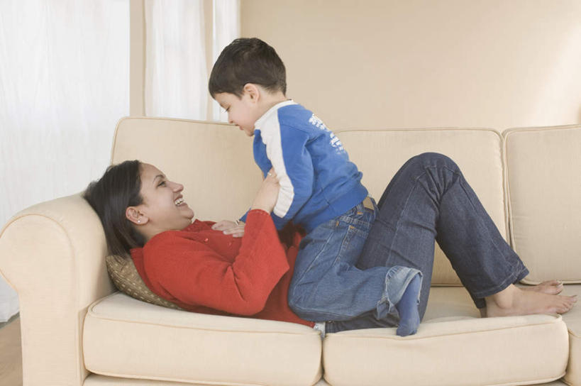 儿童,两个人,家庭,母亲,儿子,客厅,躺,笑,微笑,露齿笑,横图,室内,白天,侧面,游戏,纯洁,沙发,亚洲,服装,玩,注视,休闲装,娱乐,小孩,衣服,观察,看,休闲,温暖,温馨,母子,一家人,休闲服,可爱,母爱,童年,童趣,服饰,观看,和睦,察看,起居室,关注,布艺沙发,童真,烂漫,无邪,卧着,天真,男孩,年轻女性,女人,女性,亚洲人,印度人,孩子,年轻人,躺着,玩耍,卧,嬉戏,彩图,全身,融洽,男生