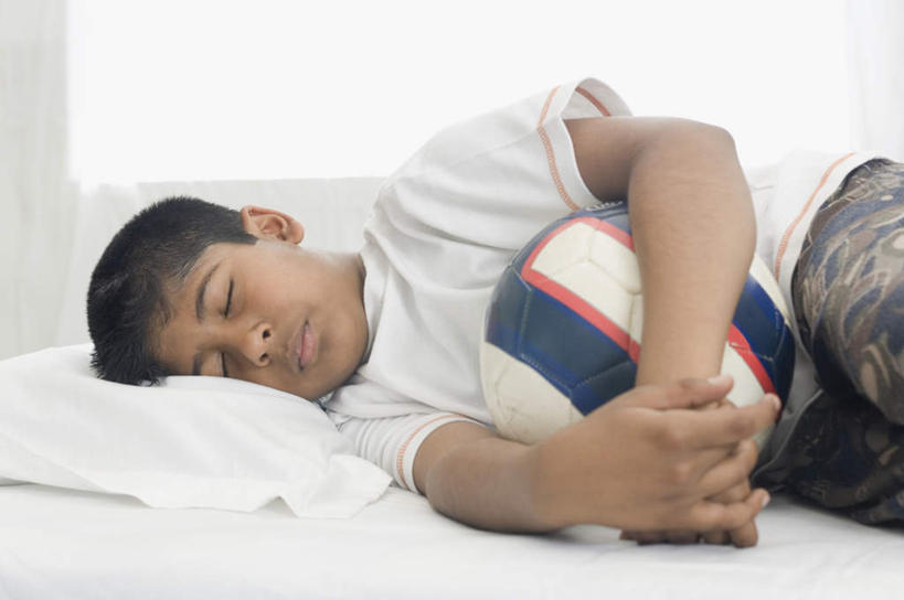 儿童,一个人,躺,闭眼,睡,横图,室内,白天,正面,纯洁,足球,床,卧室,亚洲,仅一个男性,仅一个人,握,服装,床单,足球装备,拿,拿着,休闲装,被子,运动器械,小孩,衣服,仅一个小孩,休闲,休闲服,健身器械,可爱,童年,童趣,握着,服饰,单人床,被单,健身器材,童真,烂漫,无邪,蹴鞠,卧着,天真,足球运动,男孩,男人,男性,亚洲人,印度人,孩子,闭眼睛,闭着眼,闭着眼睛,困,困觉,寝息,睡觉,躺着,卧,半身,彩图,睡房,卧房,运动器材,男生