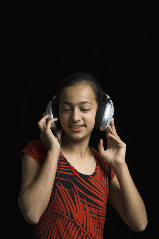 儿童,一个人,闭眼,摸,竖图,室内,白天,正面,快乐,满意,幸福,亚洲,仅一个女性,仅一个人,抚摸,黑色背景,服装,音响,音乐,休闲装,娱乐,小孩,衣服,耳机,仅一个小孩,享受,休闲,休闲服,放松,摄影,服饰,影棚,舒适,享乐,女孩,女人,女性,亚洲人,印度人,孩子,闭眼睛,闭着眼,闭着眼睛,触摸,接触,半身,彩图,影棚拍摄,拍摄,女生