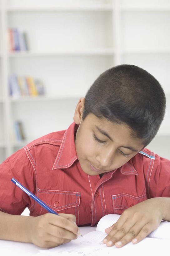 儿童,一个人,竖图,室内,白天,正面,纯洁,柜子,亚洲,仅一个男性,仅一个人,握,服装,笔,办公用品,储物柜,拿,拿着,注视,休闲装,文具,小孩,衣服,学习用品,观察,看,仅一个小孩,休闲,休闲服,可爱,童年,童趣,握着,服饰,观看,文具用品,察看,储存,关注,童真,烂漫,无邪,储备,蕴藏,贮备,天真,男孩,男人,男性,亚洲人,印度人,孩子,半身,彩图,贮存,男生