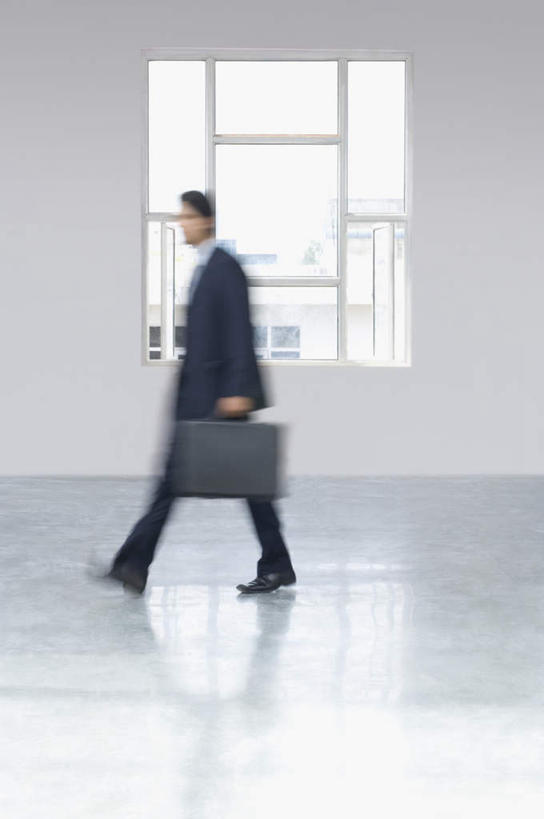 一个人,商务人士,商务男性,走,竖图,室内,白天,侧面,衬衫,西装,窗户,落地窗,亚洲,仅一个男性,仅一个人,握,套装,正装,包,公文包,领带,拿,拿着,注视,职业装,玻璃窗,仅一个年轻男性,观察,看,握着,公事包,观看,察看,象征,庄重,关注,商务装,身份,工薪阶层,正式,地位,男人,男性,年轻男性,亚洲人,印度人,白领,上班族,步行,散步,走路,彩图,全身,衬衣