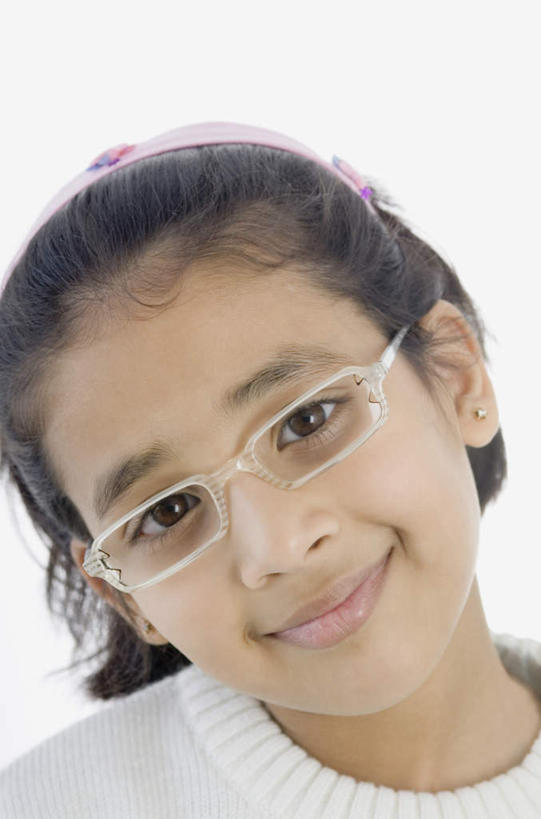 儿童,脸,头,脸颊,一个人,竖图,室内,特写,白天,白色背景,正面,亚洲,仅一个女性,仅一个人,服装,眼镜,注视,休闲装,小孩,衣服,观察,看,仅一个小孩,休闲,休闲服,摄影,服饰,影棚,观看,察看,关注,近视眼镜,女孩,女人,女性,亚洲人,印度人,孩子,头部,脸部,脸蛋,面部,半身,彩图,影棚拍摄,拍摄,女生