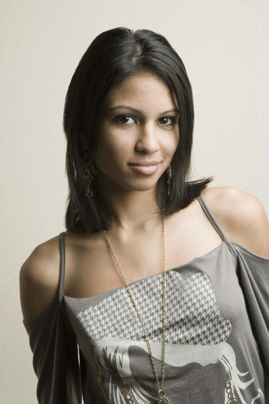 一个人,站,笑,微笑,露齿笑,竖图,室内,白天,正面,晚礼服,项链,亚洲,仅一个年轻女性,仅一个女性,仅一个人,灰色背景,注视,装饰品,饰品,首饰,观察,看,站着,摄影,影棚,观看,察看,关注,燕尾服,年轻女性,女人,女性,亚洲人,印度人,站立,半身,彩图,影棚拍摄,晚宴服,舞会服,洋服,洋装,夜礼服,拍摄