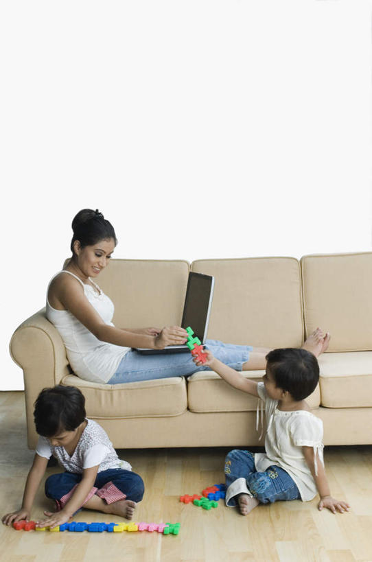 儿童,三个人,家庭,客厅,坐,竖图,室内,白天,正面,游戏,纯洁,电脑,笔记本电脑,沙发,玩具,亚洲,服装,网络,玩,注视,休闲装,娱乐,通讯设备,小孩,衣服,观察,看,休闲,温暖,温馨,一家人,休闲服,可爱,童年,童趣,服饰,观看,和睦,察看,无线,操作,起居室,关注,通信设备,无线网络,布艺沙发,无线上网,便携式电脑,童真,烂漫,无邪,天真,手提电脑,男孩,男人,男性,女孩,女人,女性,亚洲人,印度人,玩耍,嬉戏,坐着,彩图,全身,融洽,男生,女生