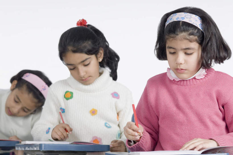 儿童,三个人,伙伴,朋友,坐,横图,室内,白天,正面,友谊,纯洁,书籍,亚洲,握,服装,装饰,笔,办公用品,拿,拿着,注视,休闲装,文具,小孩,衣服,发箍,发饰,饰品,学习用品,观察,看,休闲,休闲服,可爱,童年,童趣,握着,服饰,头箍,观看,文具用品,察看,关注,发卡,童真,烂漫,无邪,配饰,天真,友情,女孩,女人,女性,亚洲人,印度人,书,图书,画画,坐着,半身,彩图,女生