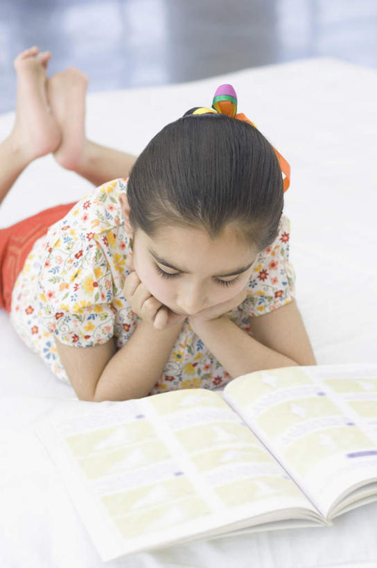 儿童,一个人,竖图,俯视,室内,白天,床,卧室,书籍,亚洲,仅一个女性,仅一个人,撑,服装,床单,托腮,注视,休闲装,被子,小孩,衣服,观察,看,趴着,托,仅一个小孩,休闲,休闲服,服饰,单人床,观看,察看,被单,关注,托下巴,女孩,女人,女性,亚洲人,印度人,孩子,书,图书,趴,彩图,高角度拍摄,全身,睡房,卧房,女生