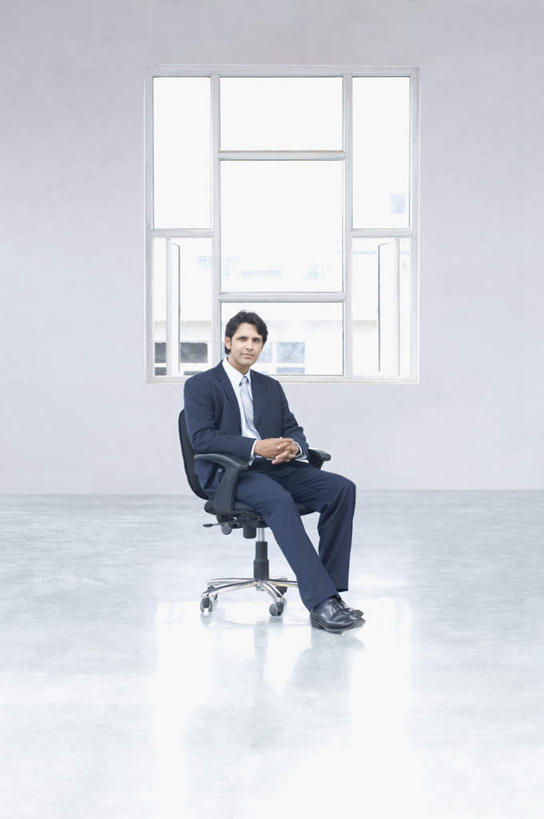 一个人,商务人士,商务男性,坐,竖图,室内,白天,正面,衬衫,西装,窗户,落地窗,椅子,亚洲,仅一个男性,仅一个人,握,套装,正装,领带,注视,职业装,玻璃窗,仅一个年轻男性,会议椅,观察,看,握着,观看,办公椅,察看,象征,庄重,关注,商务装,身份,工薪阶层,正式,地位,商务椅,培训椅,男人,男性,年轻男性,亚洲人,印度人,白领,上班族,坐着,彩图,全身,衬衣