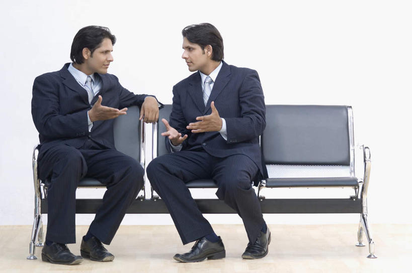 两个人,伙伴,朋友,商务人士,商务男性,坐,横图,室内,白天,正面,衬衫,西装,友谊,合作,团队,亚洲,套装,正装,长椅,领带,注视,职业装,观察,看,战略,观看,察看,象征,庄重,关注,商务装,身份,工薪阶层,联合,合谋,正式,地位,配合,协作,男人,男性,年轻男性,亚洲人,印度人,白领,上班族,坐着,彩图,全身,衬衣