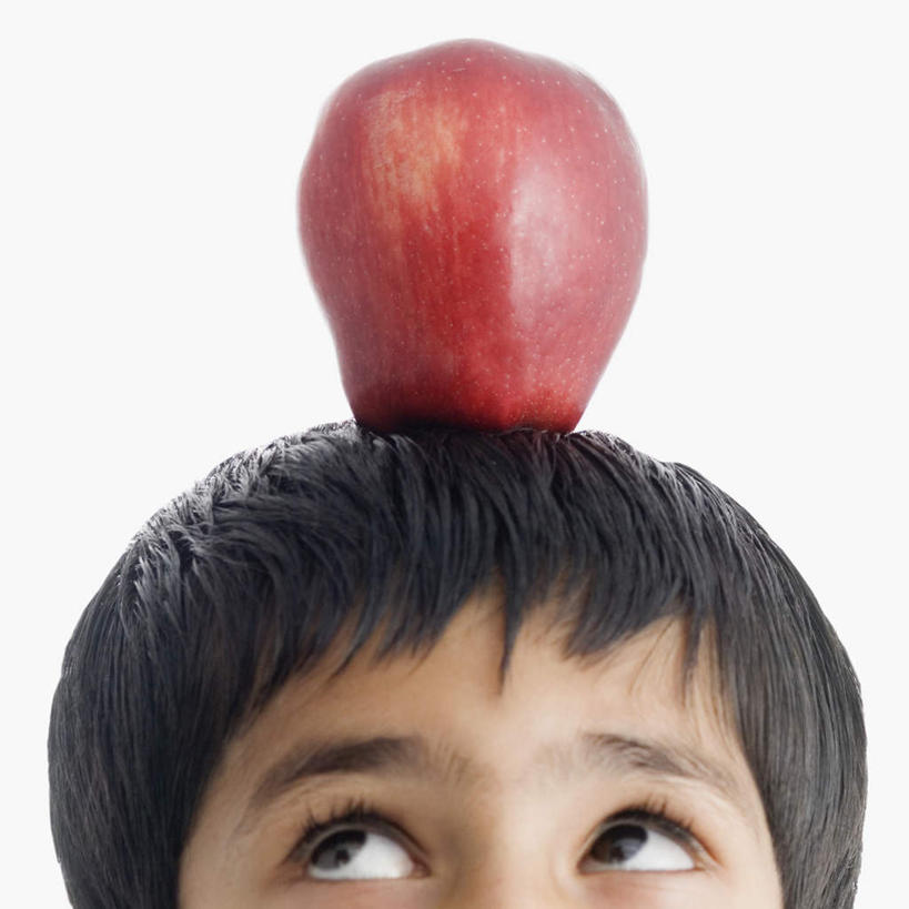 儿童,脸,头,脸颊,一个人,横图,室内,特写,白天,白色背景,正面,纯洁,苹果,水果,亚洲,仅一个男性,仅一个人,新鲜,生食,食品,果实,注视,食物,小孩,观察,看,仅一个小孩,可爱,童年,童趣,头顶,摄影,有机食品,绿色食品,影棚,观看,察看,关注,童真,烂漫,无邪,天真,男孩,男人,男性,亚洲人,印度人,孩子,头部,脸部,脸蛋,面部,半身,彩图,影棚拍摄,拍摄,男生