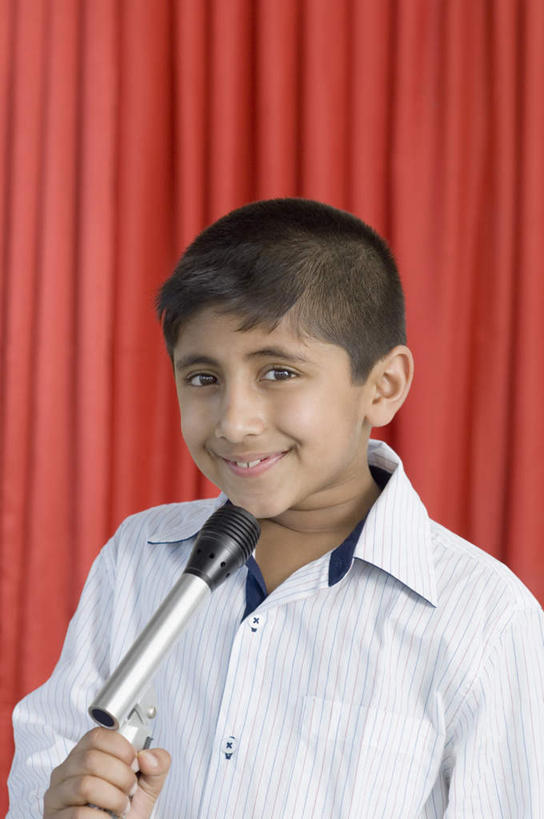 儿童,一个人,竖图,室内,白天,正面,纯洁,亚洲,仅一个男性,仅一个人,握,服装,拿,拿着,注视,休闲装,小孩,衣服,话筒,观察,看,仅一个小孩,休闲,休闲服,可爱,童年,童趣,握着,服饰,帷幕,观看,察看,麦克风,关注,扩音器,帷幔,幕布,幕帘,传声器,童真,烂漫,无邪,微音器,帷幔布,天真,男孩,男人,男性,亚洲人,印度人,孩子,半身,彩图,男生