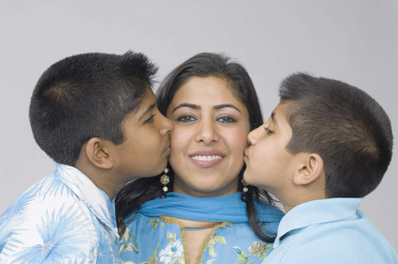 儿童,三个人,家庭,母亲,儿子,横图,室内,白天,正面,民族服装,纯洁,亚洲,灰色背景,服装,装饰,注视,休闲装,小孩,衣服,围巾,观察,看,休闲,温暖,温馨,母子,一家人,休闲服,可爱,母爱,童年,童趣,摄影,服饰,影棚,围脖,观看,保暖,华丽,点缀,和睦,察看,御寒,关注,童真,烂漫,无邪,衬托,美观,雅致,雅观,天真,男孩,年轻女性,女人,女性,亚洲人,印度人,孩子,年轻人,半身,彩图,影棚拍摄,传统服装,民俗服,拍摄,融洽,男生