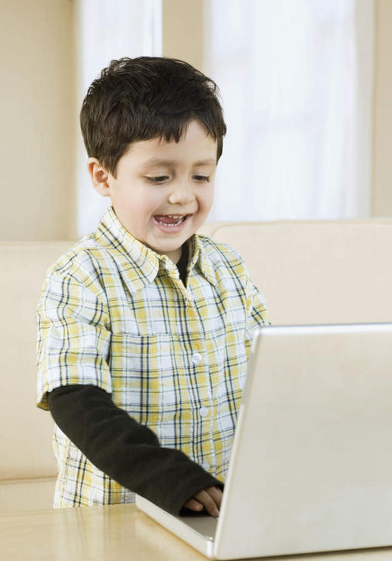 儿童,一个人,客厅,站,竖图,室内,白天,正面,纯洁,电脑,笔记本电脑,窗户,落地窗,亚洲,仅一个男性,仅一个人,服装,网络,注视,休闲装,通讯设备,玻璃窗,小孩,衣服,观察,看,站着,仅一个小孩,休闲,休闲服,可爱,童年,童趣,服饰,观看,察看,无线,起居室,关注,通信设备,无线网络,无线上网,便携式电脑,童真,烂漫,无邪,天真,手提电脑,男孩,男人,男性,亚洲人,印度人,孩子,站立,半身,彩图,男生