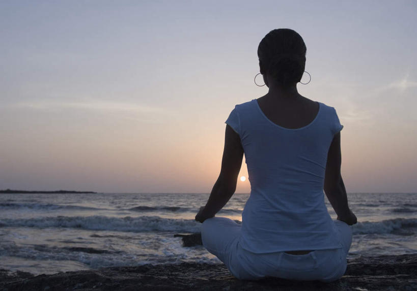 一个人,坐,盘腿,横图,室外,白天,海浪,海洋,日落,沙滩,亚洲,仅一个年轻女性,仅一个女性,仅一个人,阴影,服装,光线,沙子,影子,海岸,浪花,水平线,晚霞,霞光,辽阔,海平线,沙地,注视,休闲装,背面,衣服,蓝天,天空,阳光,海水,黄昏,天,观察,看,休闲,广阔,休闲服,彩霞,服饰,观看,一望无际,察看,关注,海景,无边无际,一马平川,年轻女性,女人,女性,亚洲人,印度人,大海,风浪,海,海水的波动,海滩,近岸浪,涌浪,夕阳,盘腿而坐,盘膝,盘着腿的,盘着腿坐,双腿交叉,坐着,彩图,全身,水天相接,水天一线