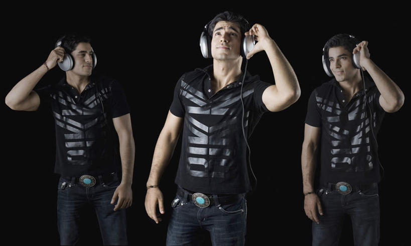 三个人,伙伴,朋友,站,横图,室内,白天,正面,快乐,满意,友谊,幸福,亚洲,戴,握,黑色背景,服装,音响,音乐,拿,拿着,注视,牛仔裤,休闲装,娱乐,上衣,衣服,黑色,耳机,观察,看,站着,享受,休闲,休闲服,放松,握着,摄影,服饰,影棚,观看,察看,舒适,享乐,关注,友情,男人,男性,年轻男性,亚洲人,印度人,站立,半身,彩图,影棚拍摄,拍摄